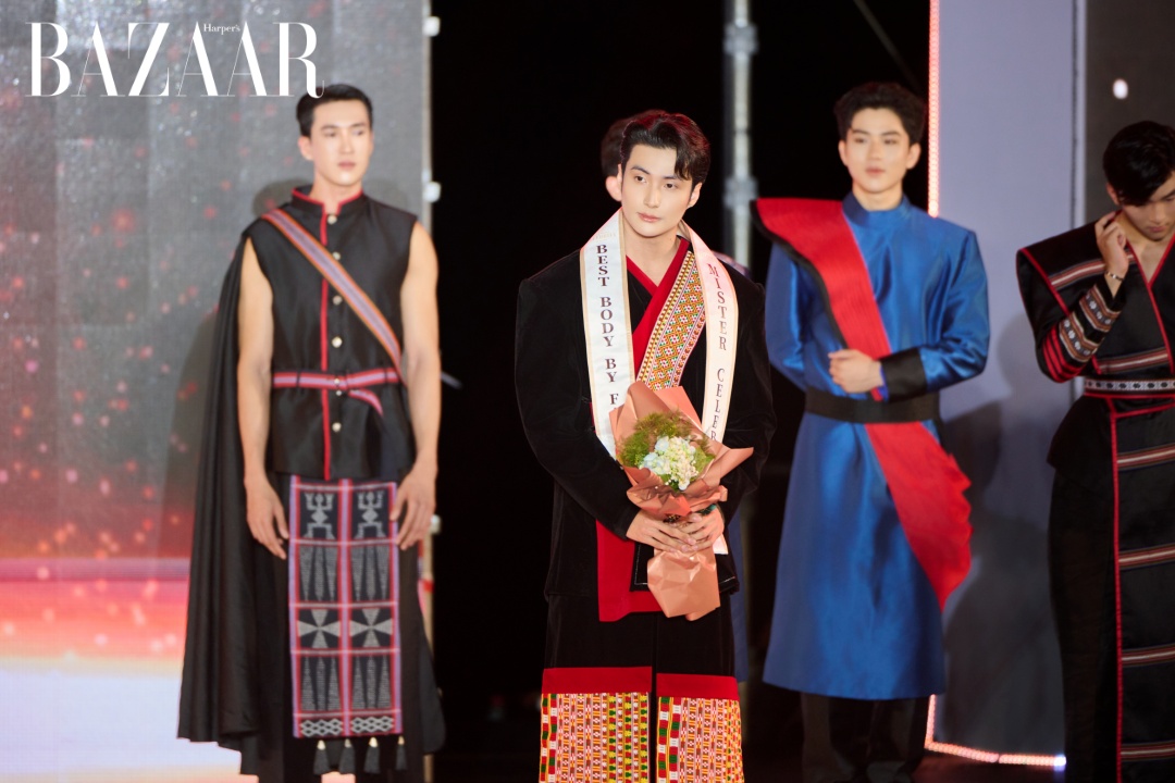 Các thí sinh Miss & Mister Celebrity Vietnam 2025 trình diễn thời trang thổ cẩm.