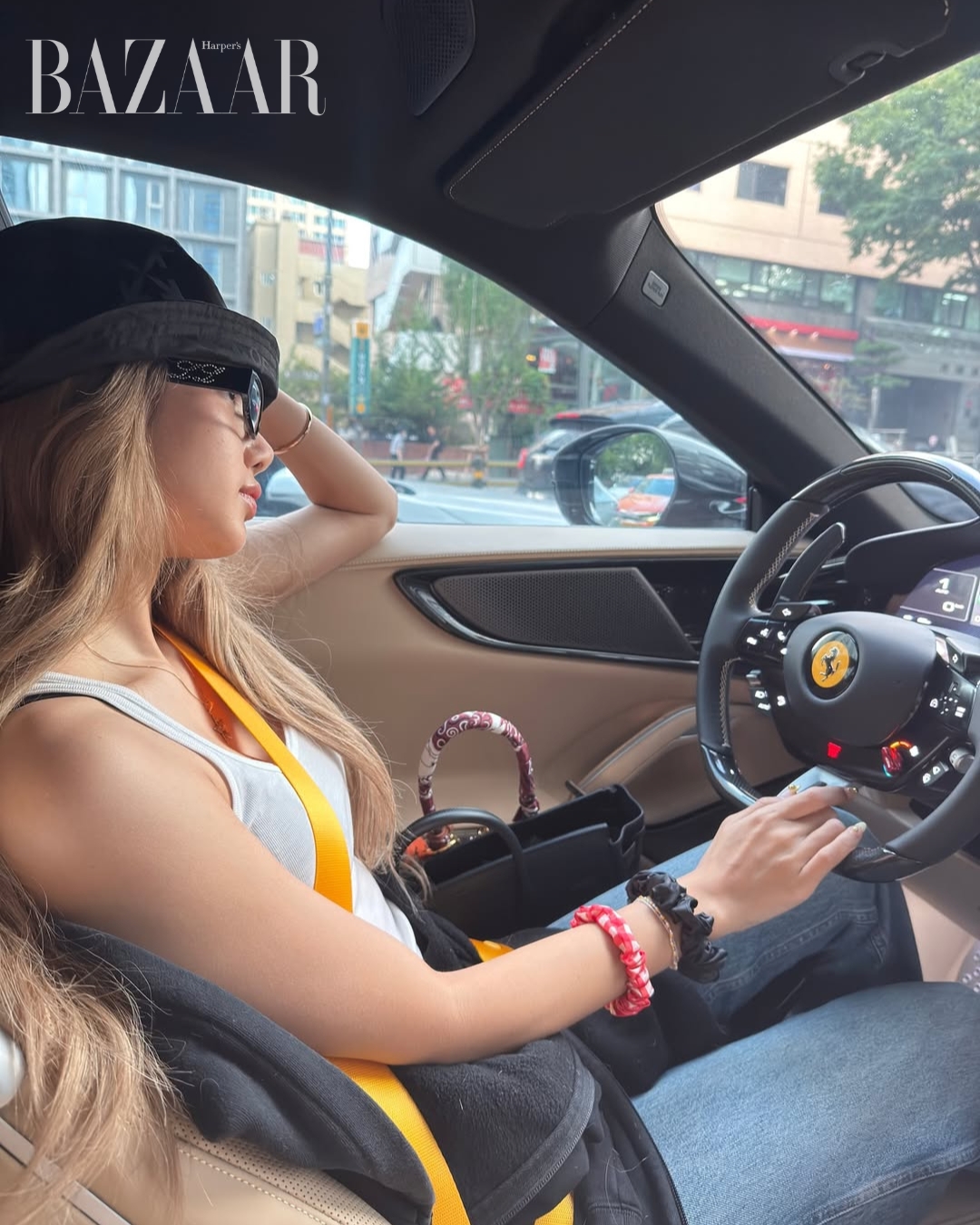 BZVN-dong-ho-cartier-cua-sao-nu-lisa-blackpink00003