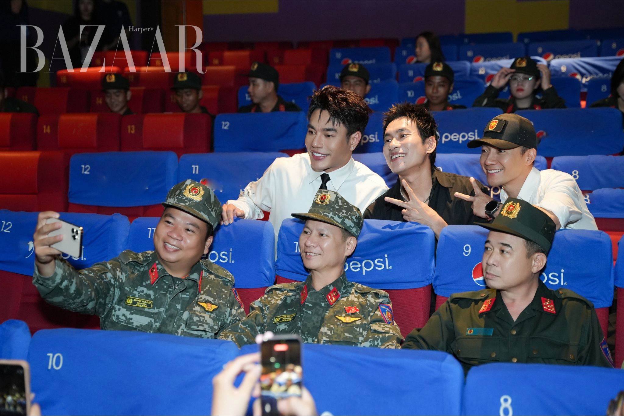 Lê Dương Bảo Lâm, Kiều Minh Tuấn, Đinh Tiến Đạt cùng các chiến sĩ tại buổi công chiếu.