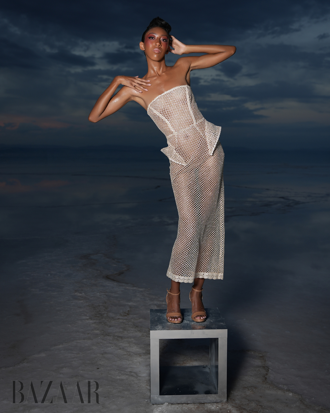 Những đường cắt hình học của The Stitch Fitz khắc họa vào bầu trời và mặt đất 4