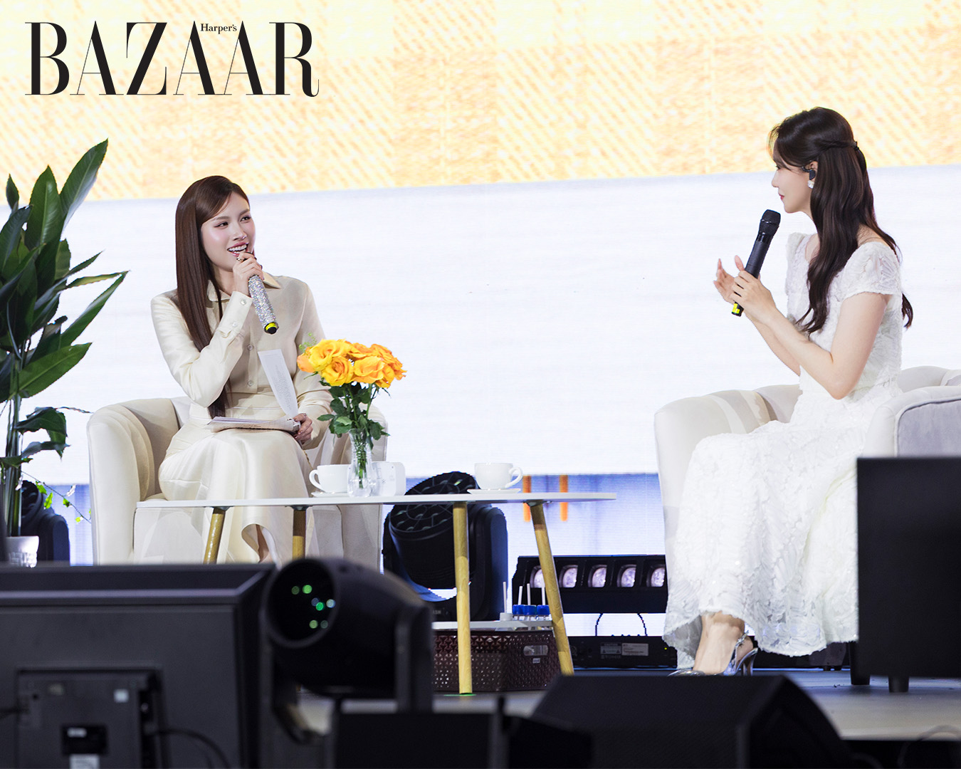 Khéo như MC Thanh Thanh Huyền hướng dẫn Yoona (SNSD) tạo dáng với nón lá
