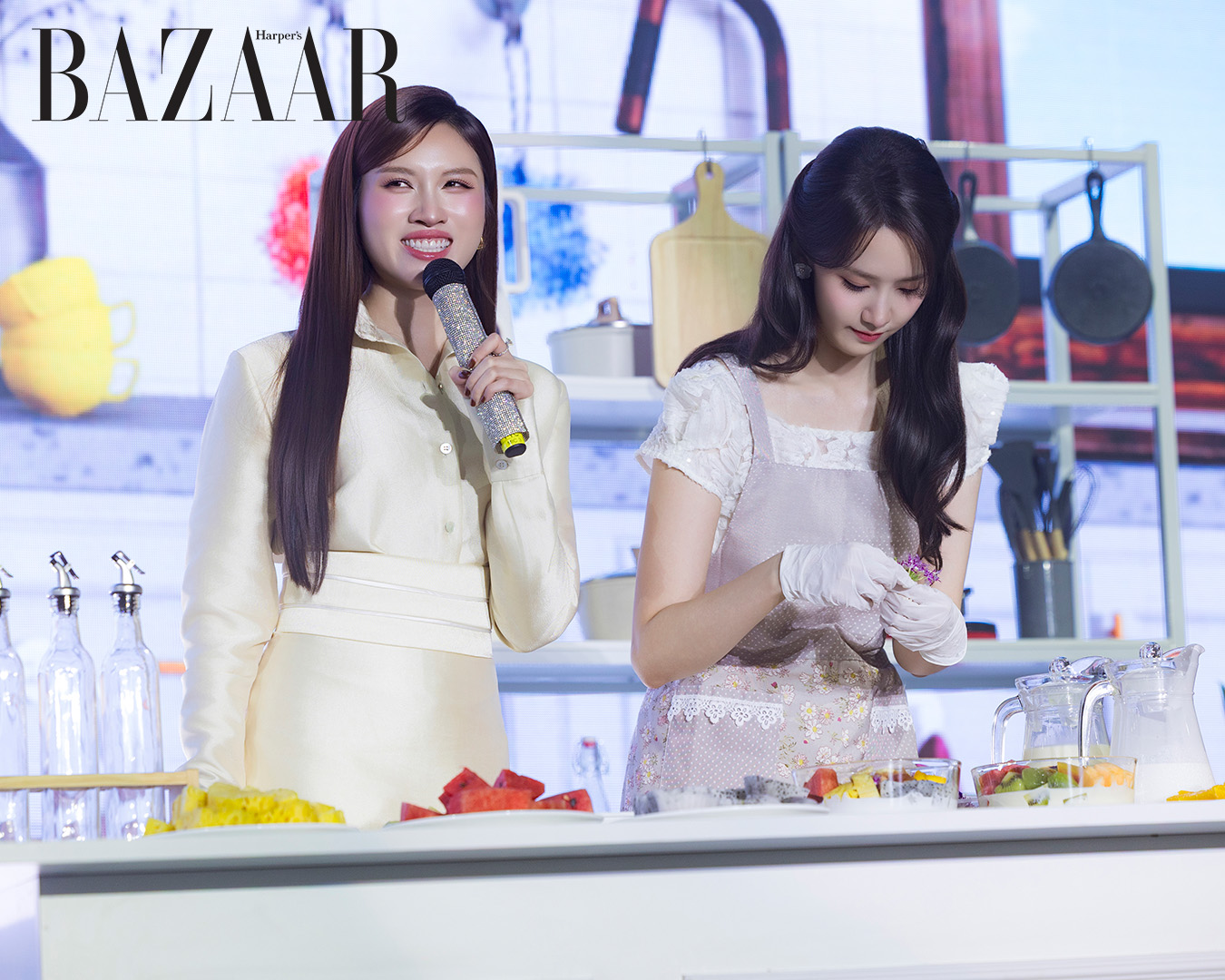 Khéo như MC Thanh Thanh Huyền hướng dẫn Yoona (SNSD) tạo dáng với nón lá