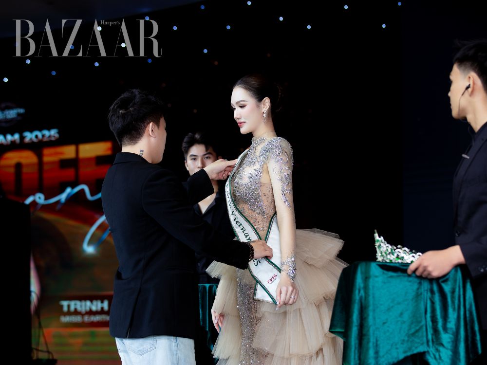 Trịnh Mỹ Anh nhận sash và vương miện, sẵn sàng chinh phục Miss Earth 2025