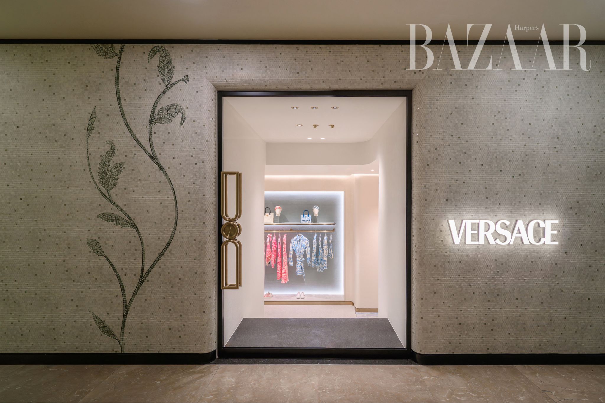Cửa hàng Versace tại Rex Hotel trở lại với diện mạo xa hoa, đẳng cấp