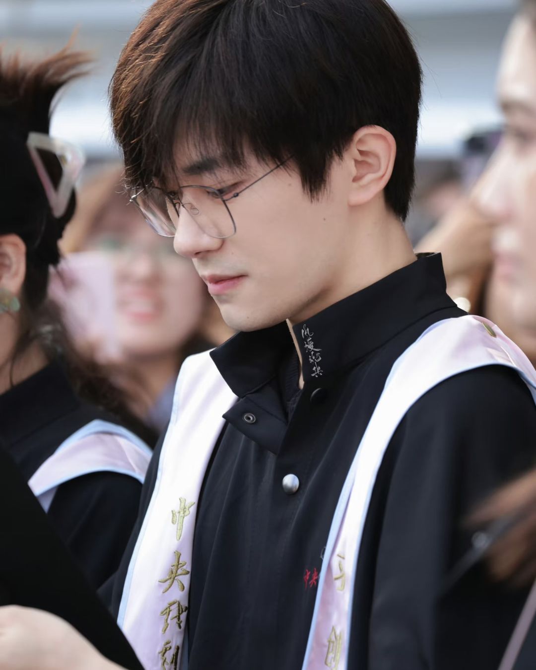 Dịch Dương Thiên Tỉ trong ngày tốt nghiệp tại Học viên Hý Kịch Trung Ương. Ảnh: 凤授魂舆