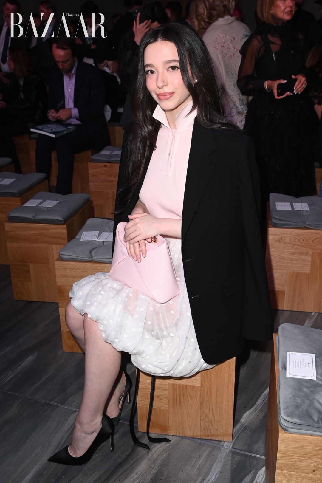 bzvn-dior-front-row-xuan-he-202600009-mikey-madison