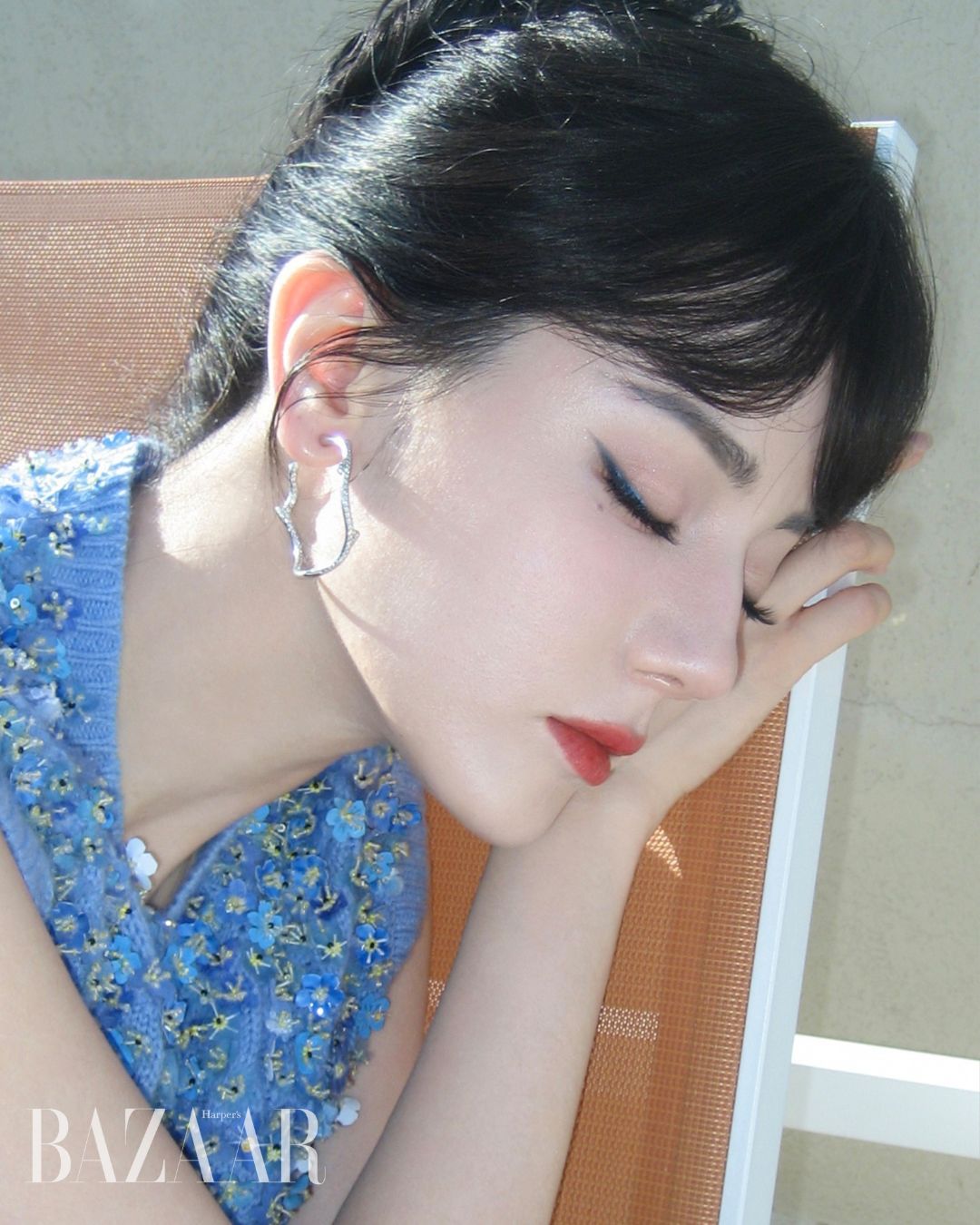 bzvn-trang-diem-mat-anh-xanh-lam-2