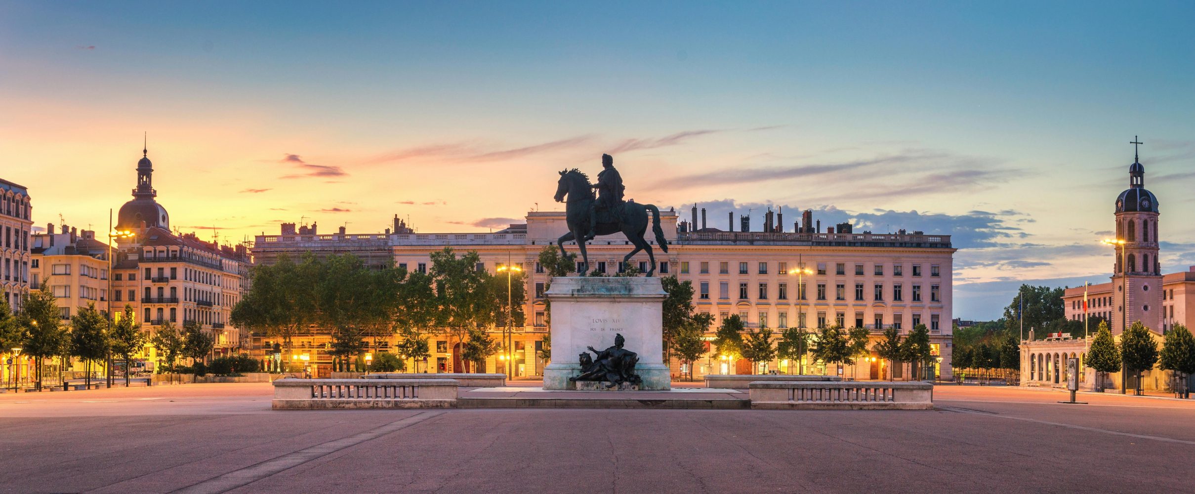 Du lịch Lyon tham quan quảng trường Place Bellecour