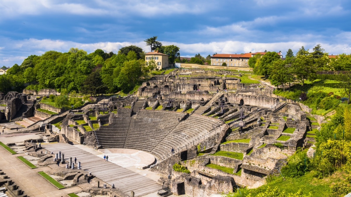 Nhà hát La Mã cổ (Roman Theater)