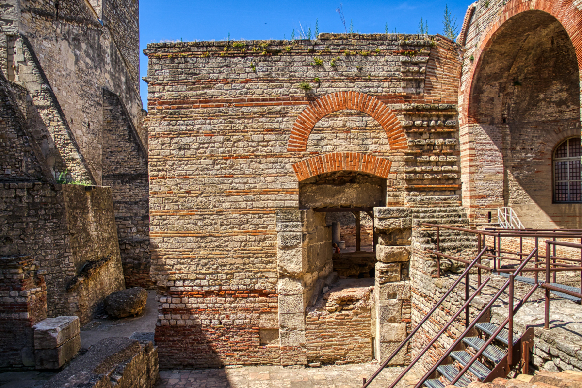 Du lịch Arles chiêm ngưỡng nền văn minh La Mã tại Thermes de Constantin