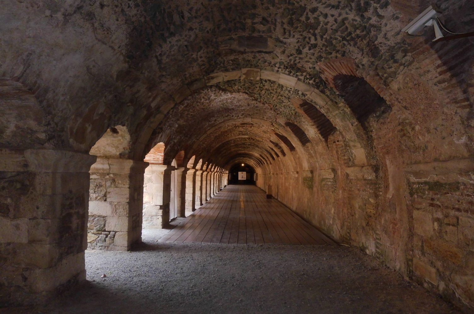 Du lịch Arles khám phá những hầm ngầm Cryptoporticus
