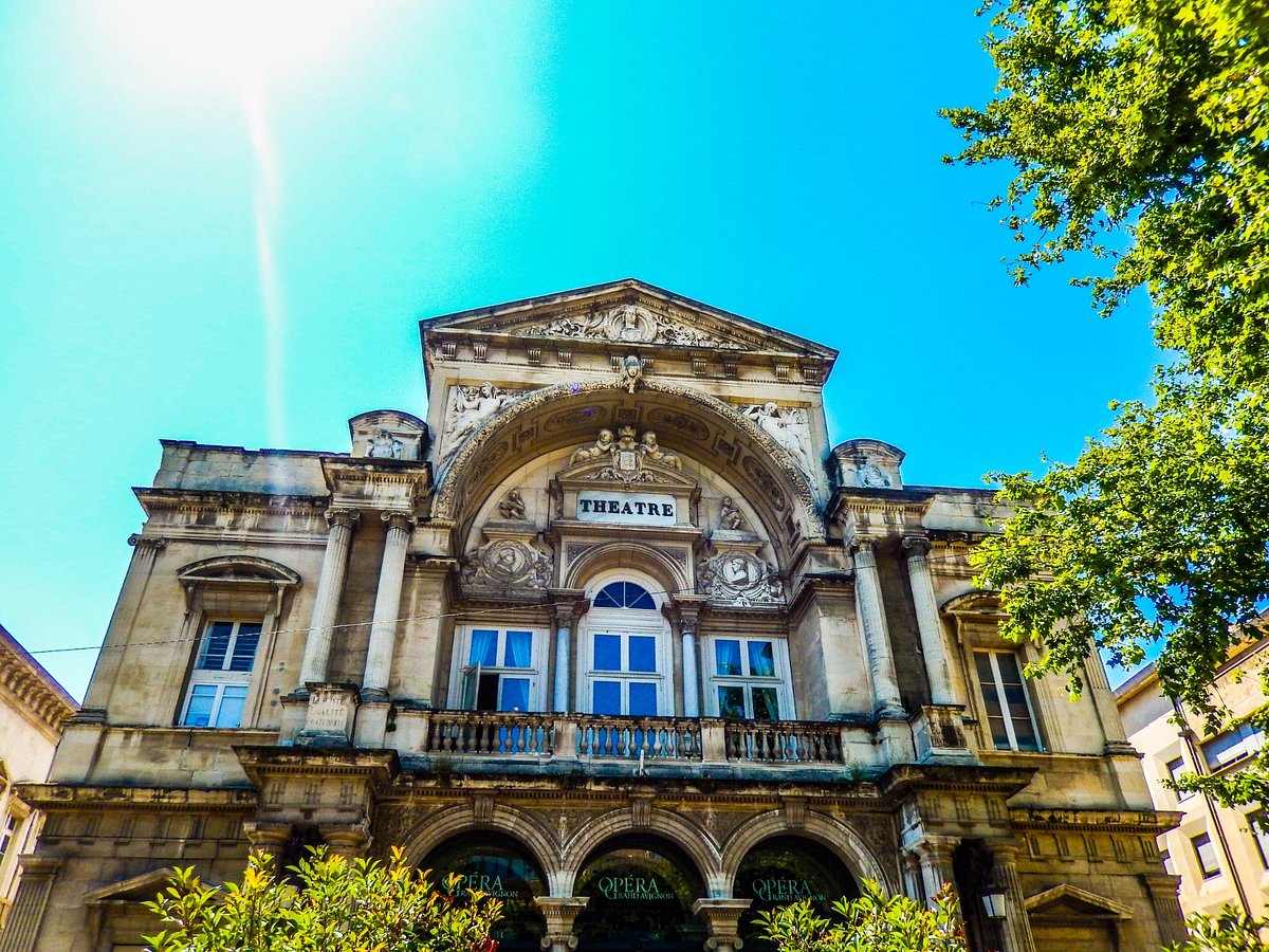 Trải nghiệm nhịp sống tại quảng trường Place de l’Horloge