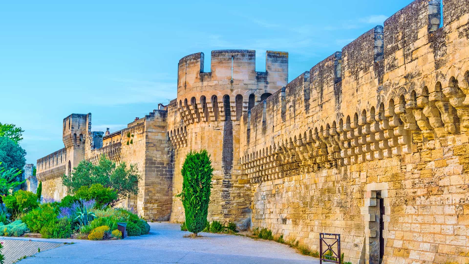 Du lịch Avignon dạo quanh thành lũy Remparts d’Avignon