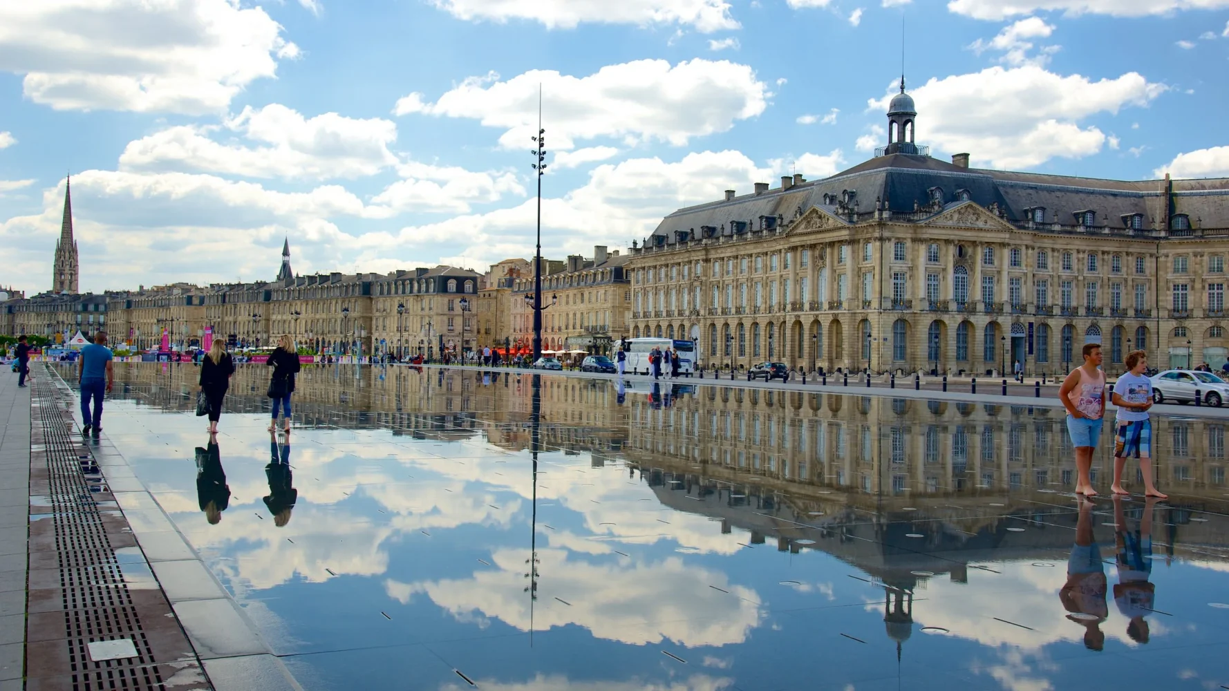 Du lịch Bordeaux, check-in tại Miroir d’Eau, gương nước nổi tiếng của Bordeaux