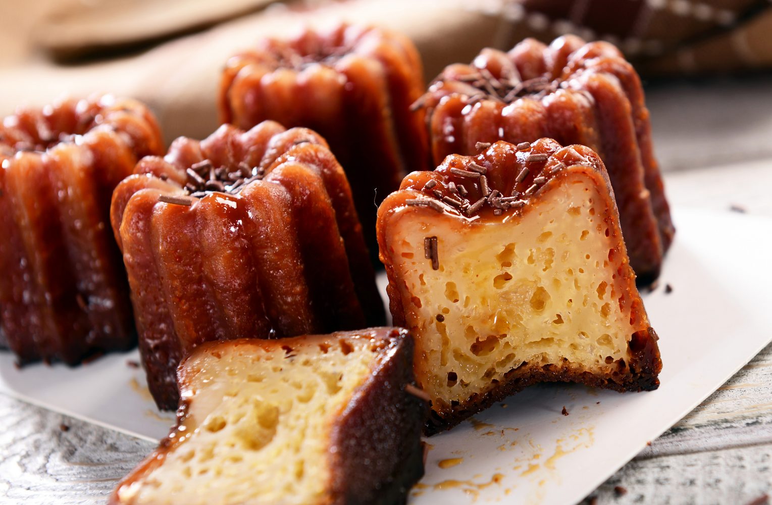 Ăn gì ở Bordeaux? Thưởng thức bánh Canelé