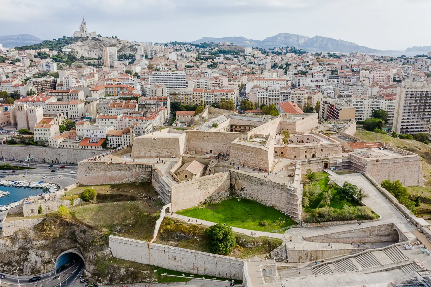 Ngắm nhìn Vieux Port từ Palais du Pharo hoặc pháo đài Saint-Nicolas