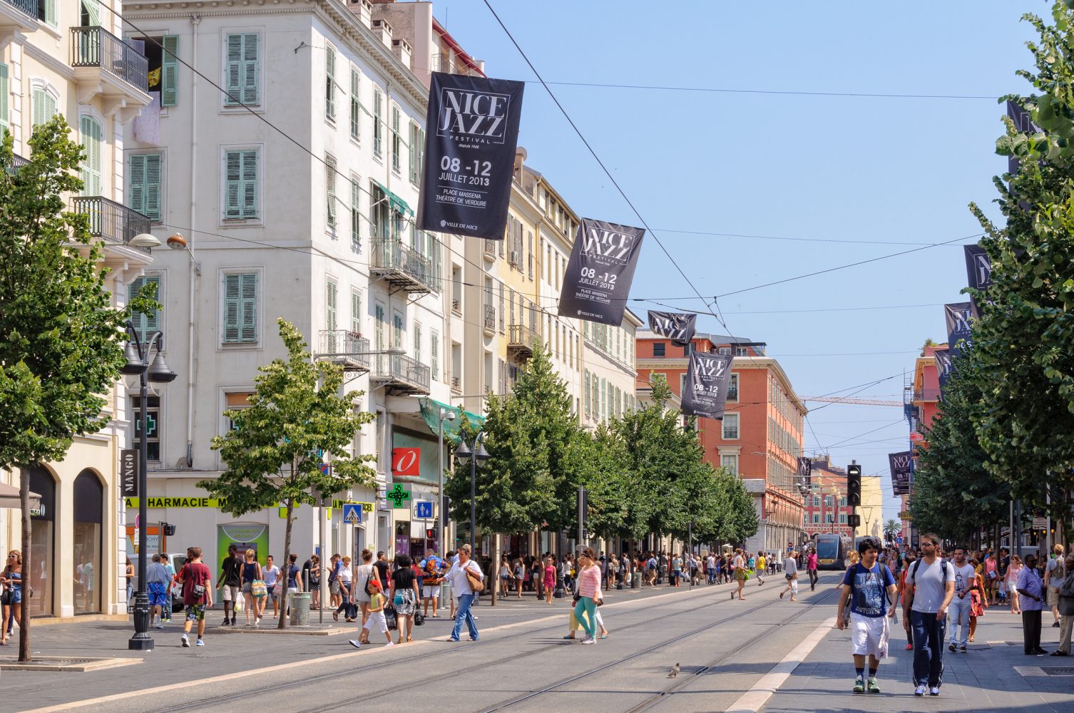 Thỏa sức mua sắm tại Đại lộ Jean Médecin hoặc khu Carré d’Or