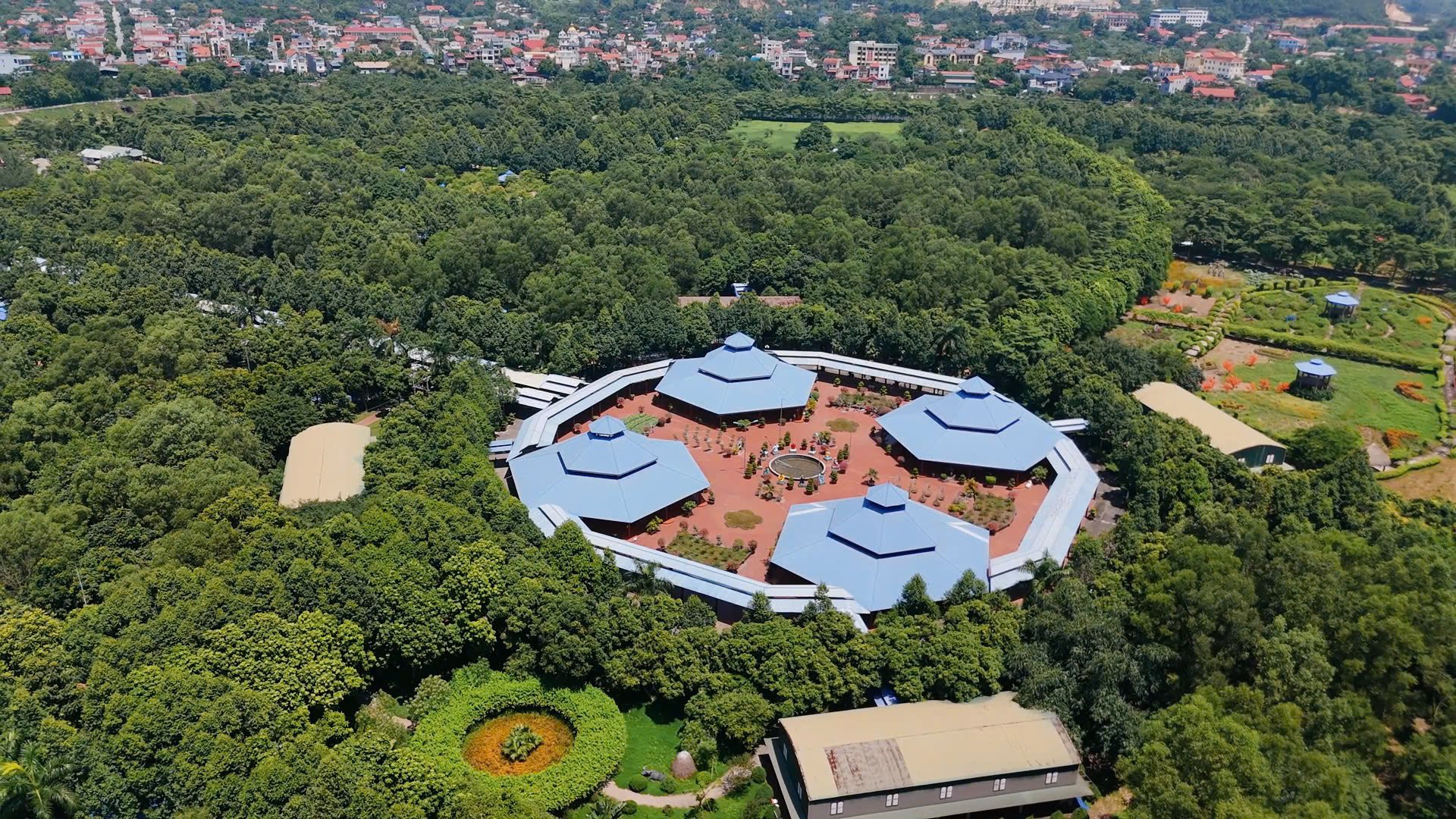 Đảo Ngọc Xanh nằm tại thị trấn La Phù, huyện Thanh Thủy, tỉnh Phú Thọ