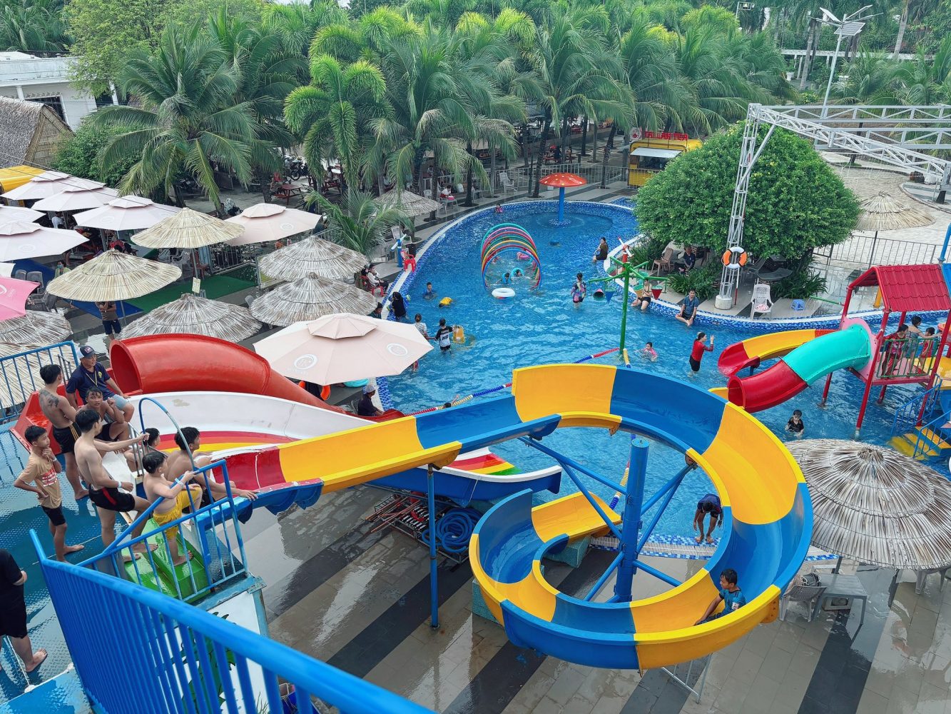 Hồ bơi rộng, khu vui chơi nước hiện đại