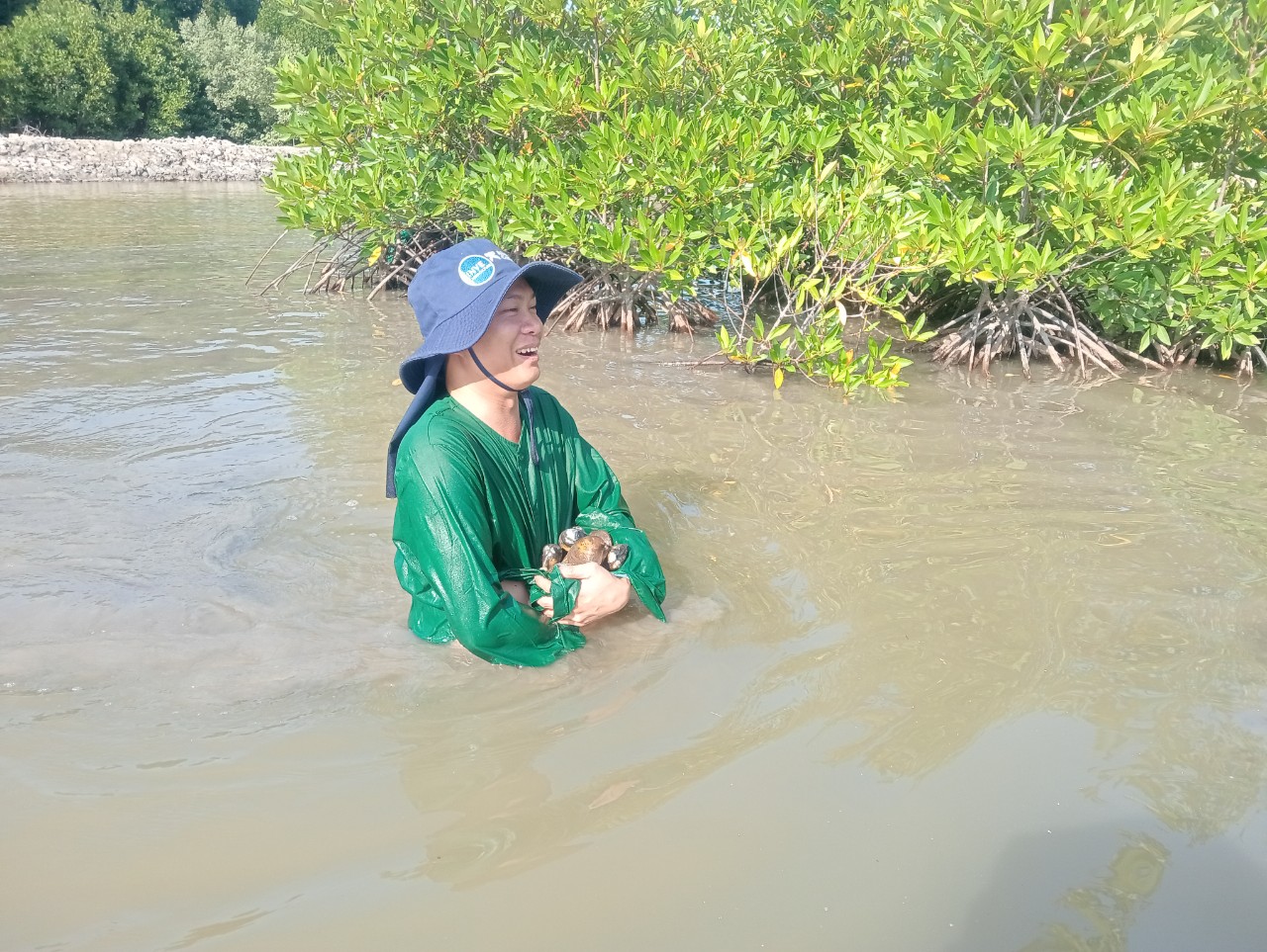 Khách du lịch mò cua, ốc.