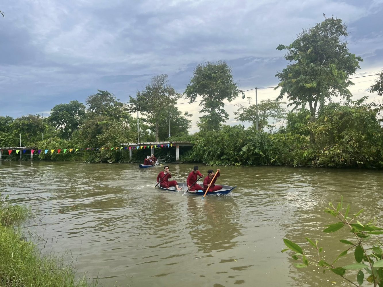 Chèo thuyền trên kênh rạch