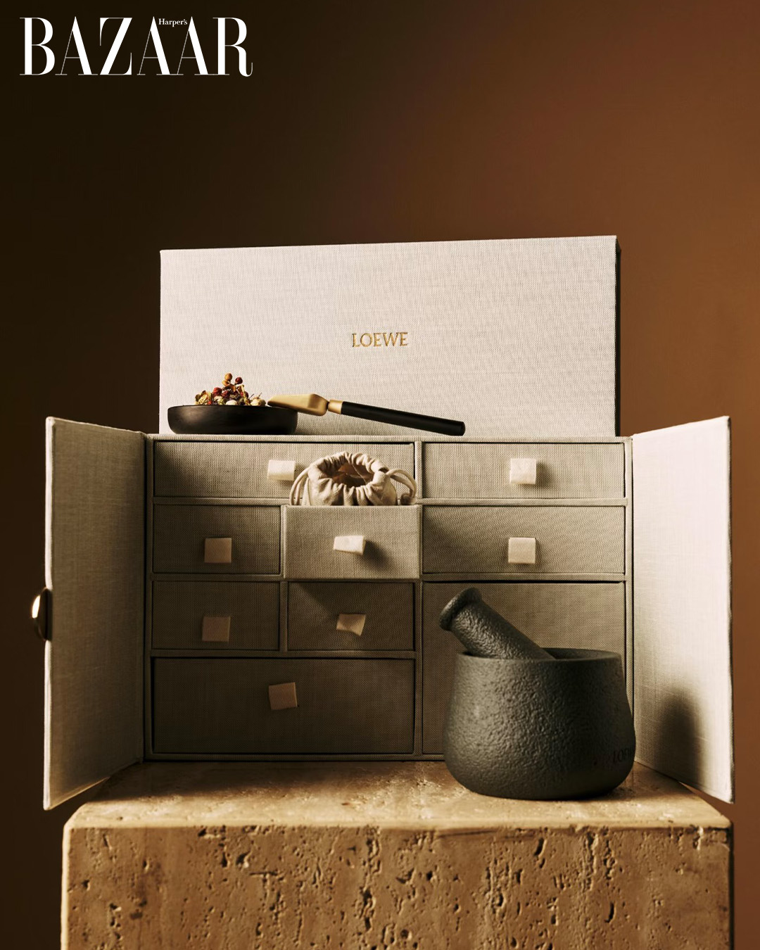 Hộp quà Trung Thu 2025 của LOEWE tôn vinh thỏ ngọc và văn hóa Á Đông