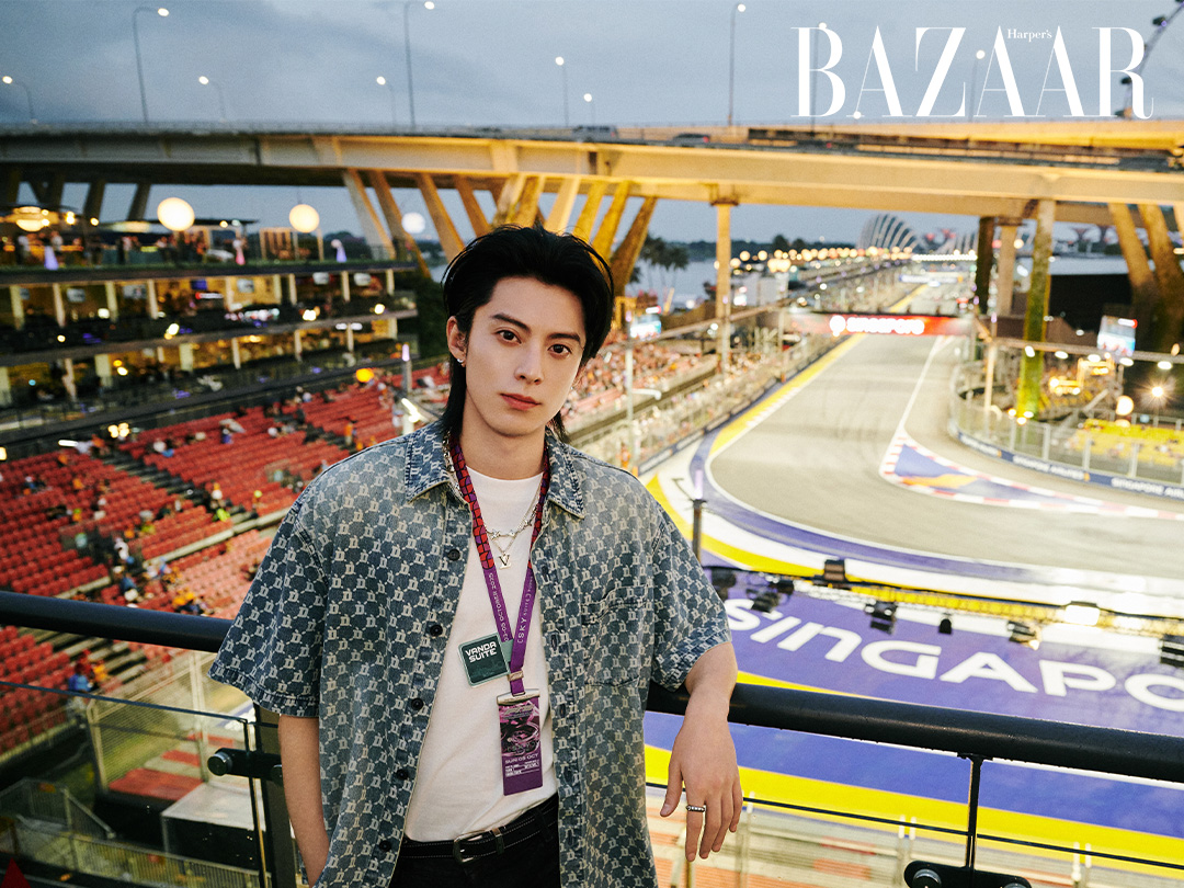 Vương Hạc Đệ chụp hình cùng đường đua F1 Singapore. Ảnh: Weibo @王鹤棣_Dylan