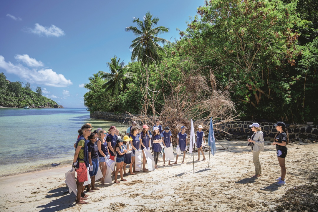 Sylvia Earle cùng các tình nguyện viên tập hợp tại Long Island thuộc quần đảo Seychelles để tham gia hoạt động dọn sạch bãi biển