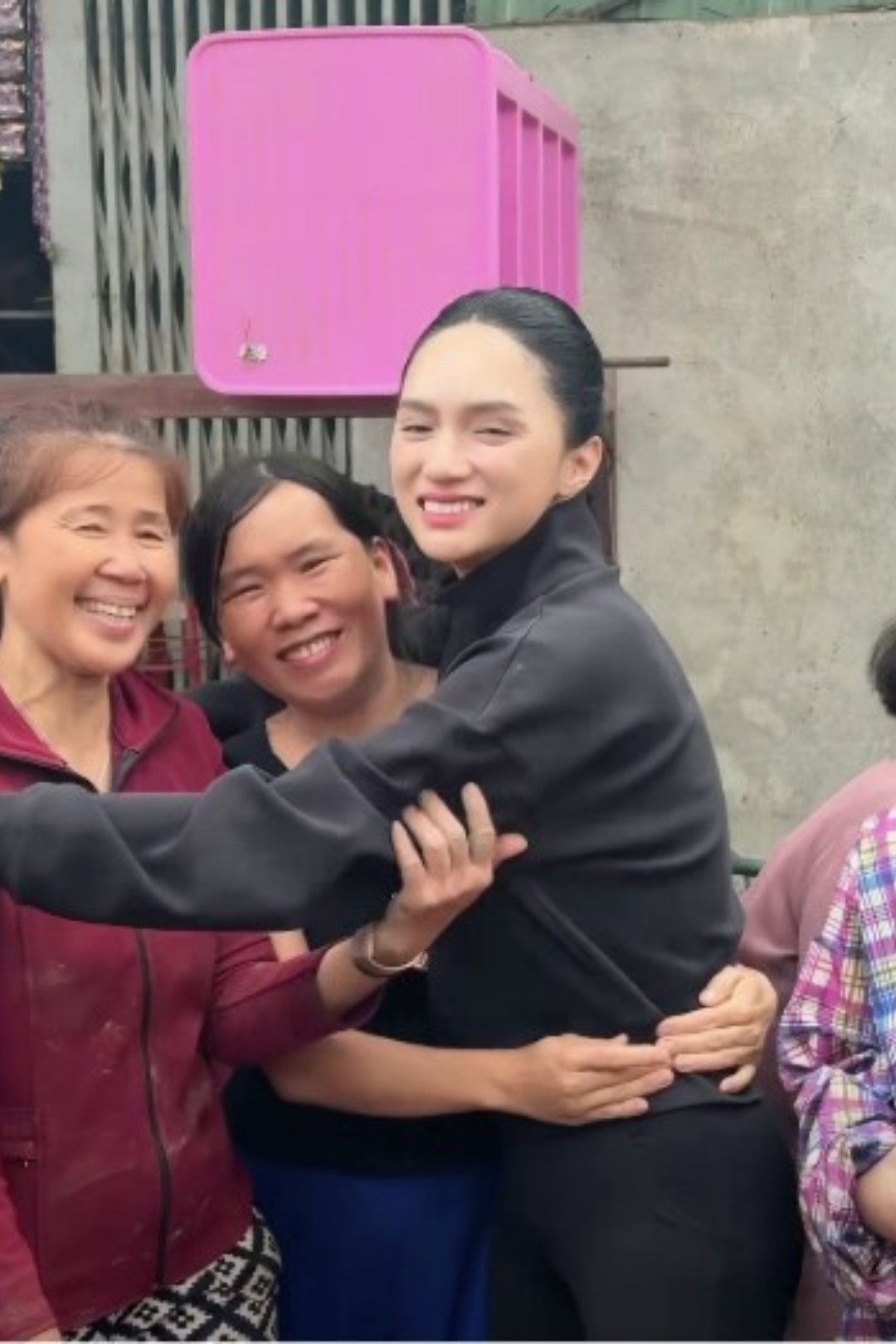 Hoa Hậu Hương Giang đến tận nơi hỗ trợ đồng bào nơi bão lũ