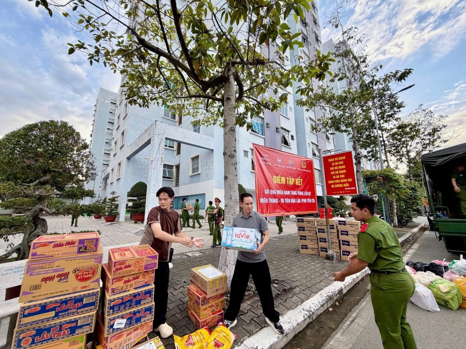 Sao Việt cứu trợ miền Trung lan tỏa nghĩa cử đẹp giữa mùa bão lũ