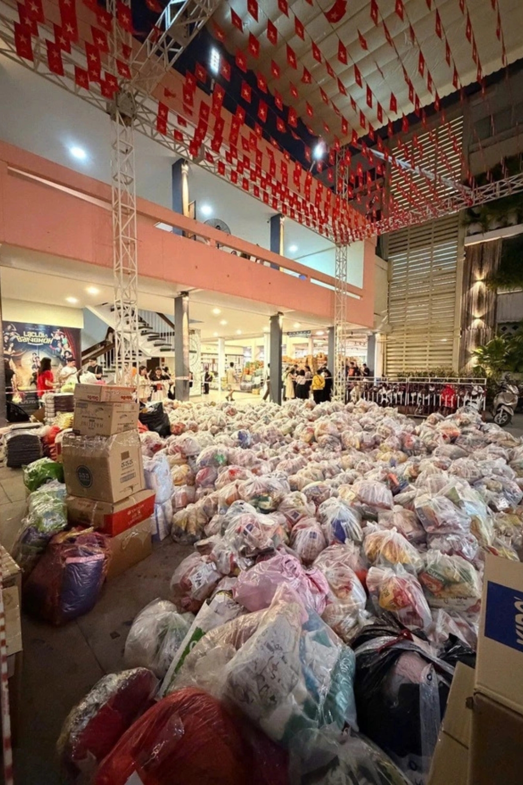 Những nhu yếu phẩm được các Sao Việt cùng mọi người chuẩn bị