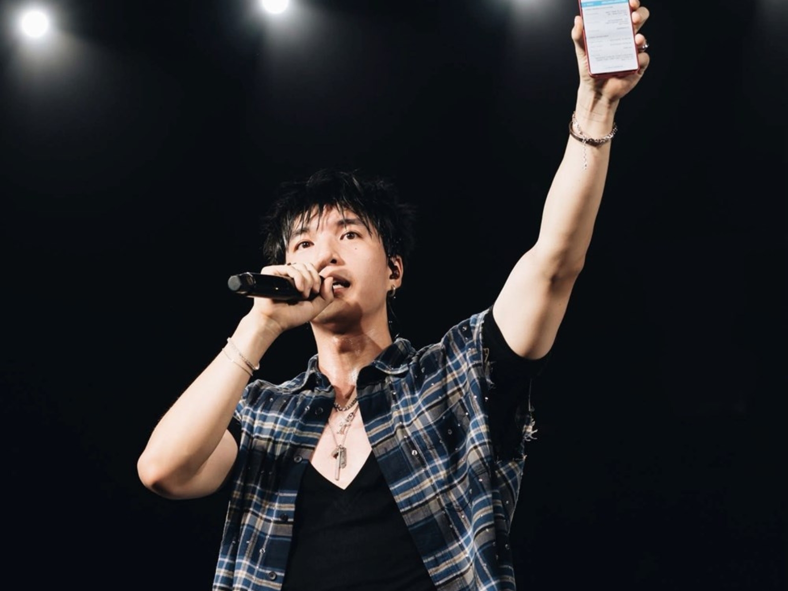 Sao Việt HIEUTHUHAI gửi lời kêu gọi ủng hộ người dân ảnh hưởng lũ lụt tại sân khấu GENFEST