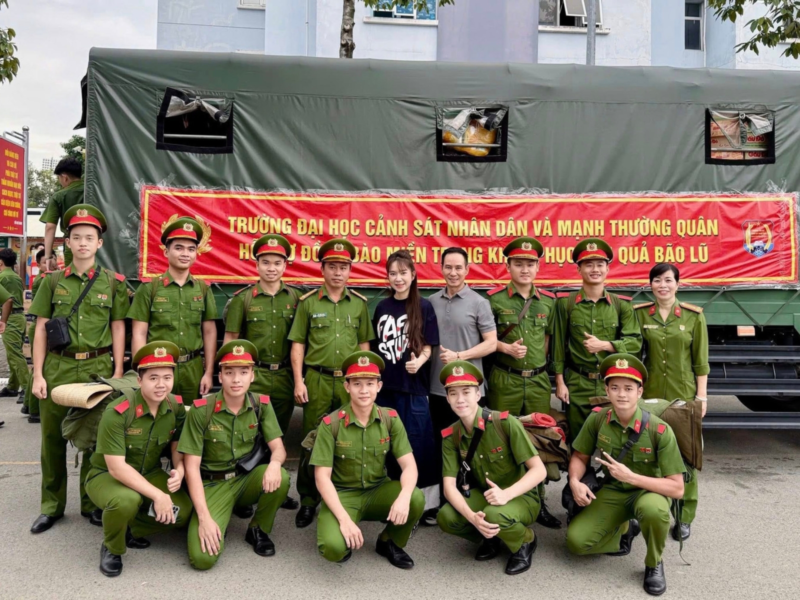 Vợ chồng Lý Hải cùng với sự đồng hành của Học viện Cảnh sát nhân dân