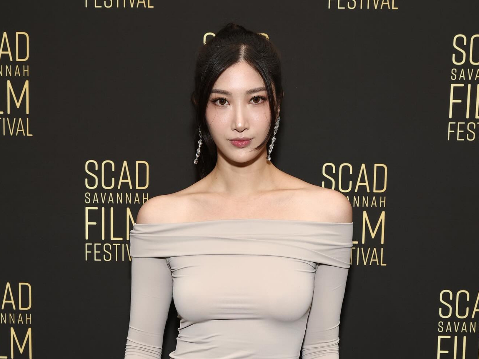 Ejae là ai? Từ thực tập sinh bị loại đến cú hích Grammy chấn động