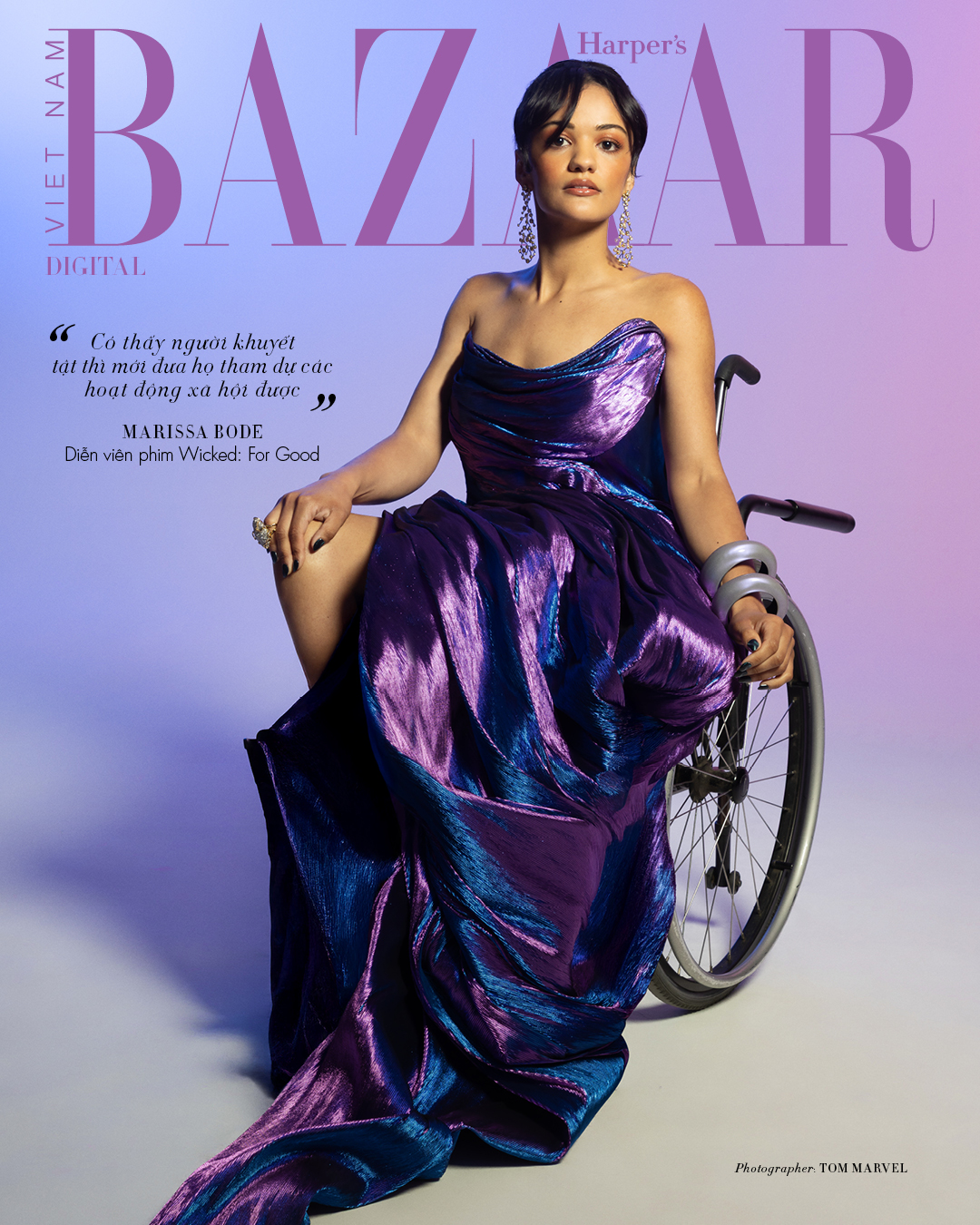 Diễn viên Marissa Bode, ngôi sao nổi lên từ bộ phim Wicked, mặc đầm tím ngồi xe lăn lên bìa số của Harper's Bazaar Việt Nam. 