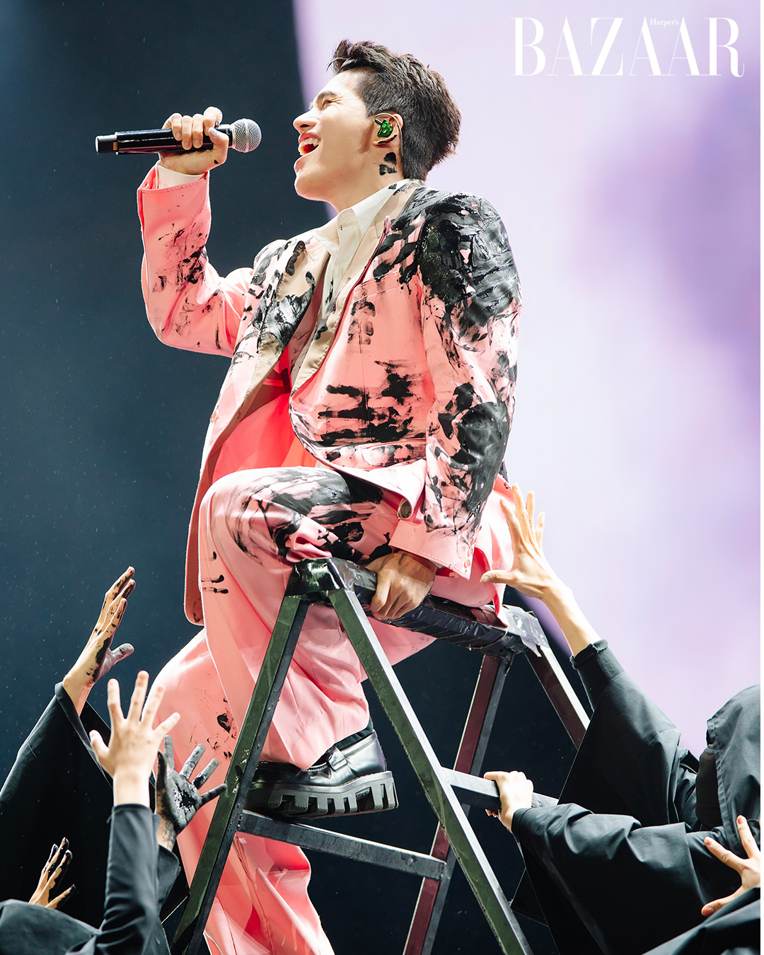 Quốc Thiên ủng hộ 200 triệu đến đồng bào miền Trung tại Concert SKYNOTE 2025