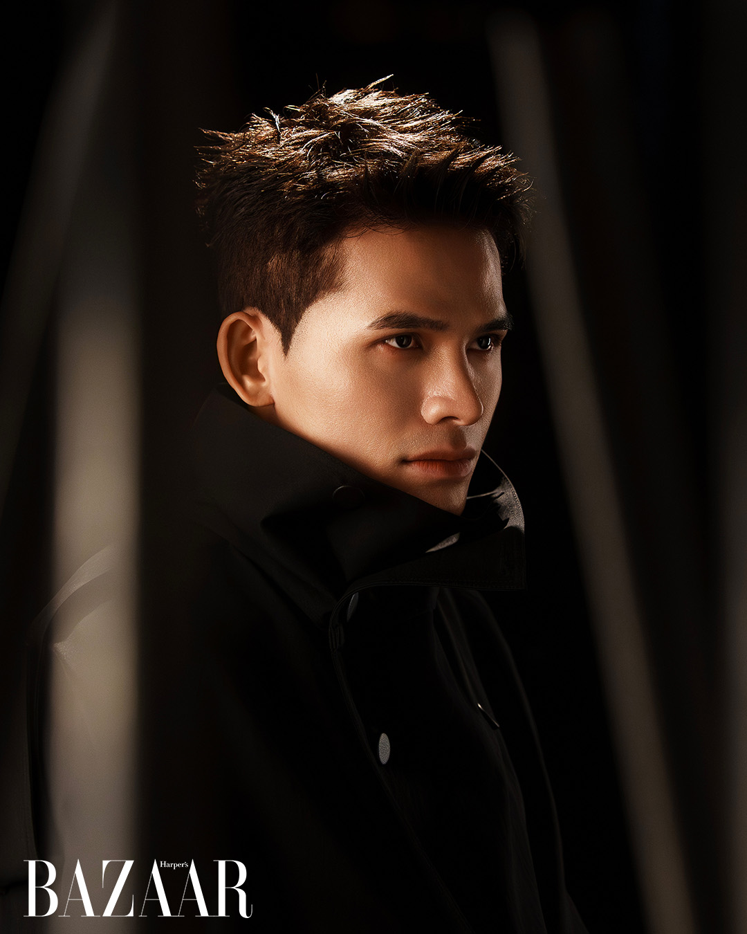 Quốc Thiên hóa thành chiếc gương trong MV Ánh Trăng Giả Dối