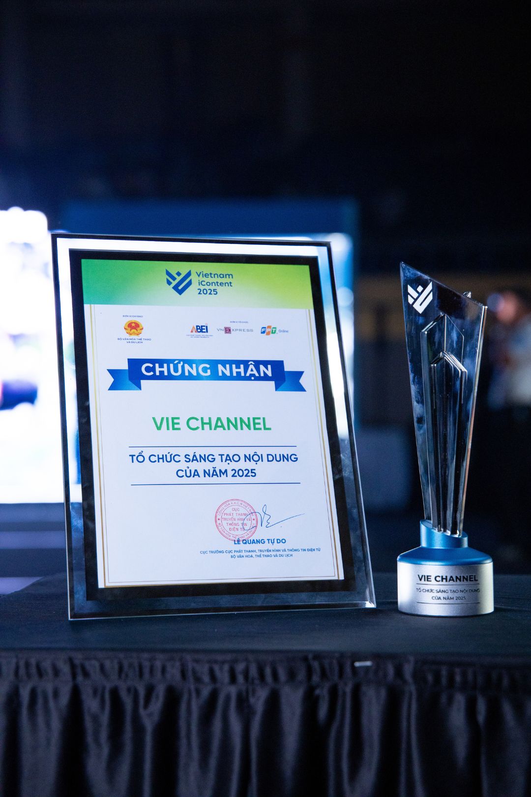 bzvn-Vie Channel by DatVietVAC nâng cúp Vietnam iContent 2025 (1)