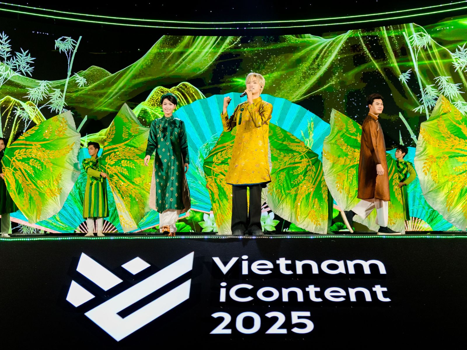 bzvn-Vie Channel by DatVietVAC nâng cúp Vietnam iContent 2025 (4)