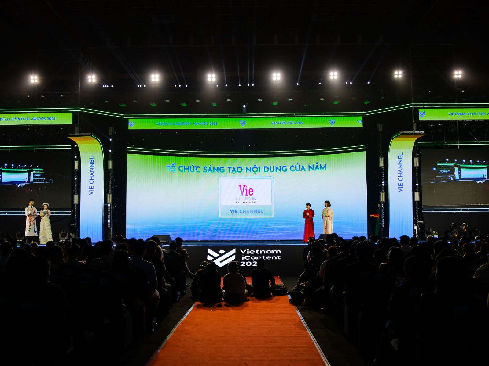 bzvn-Vie Channel by DatVietVAC nâng cúp Vietnam iContent 2025 (5)