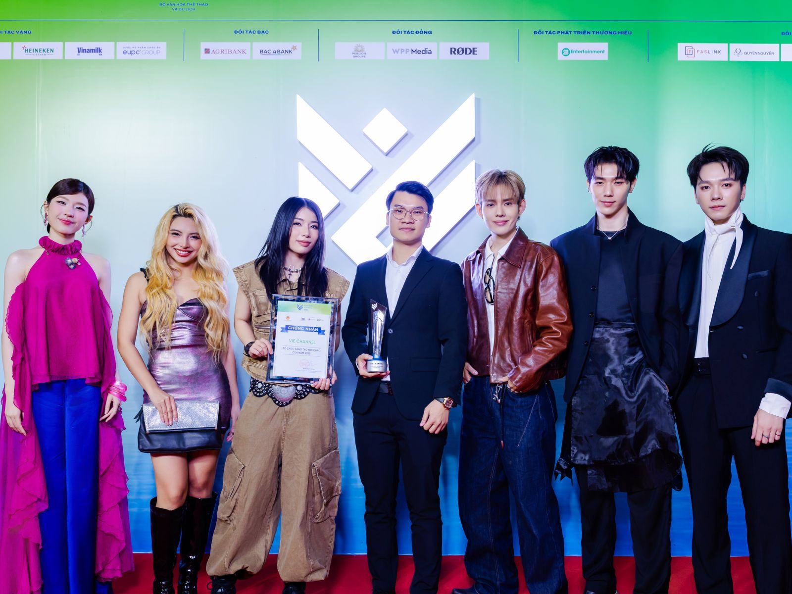 bzvn-Vie Channel by DatVietVAC nâng cúp Vietnam iContent 2025 (6)