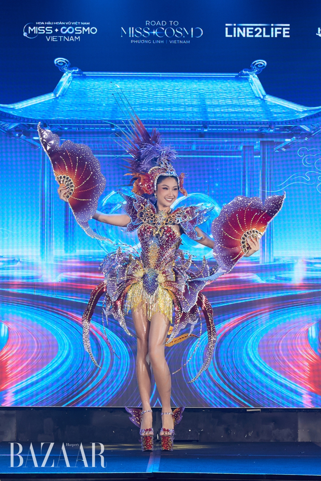 Hoa hậu Phương Linh trình diễn Carnival Costume mang tên Cá Chép Hóa Rồng tại sự kiện send-off trước thềm cuộc đua Miss Cosmo 2025.