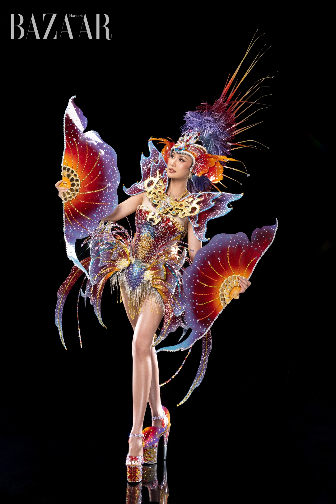 Hoa hậu Phương Linh lần đầu trình diễn bộ trang phục Carnival Costume mang hình tượng Cá Chép Hóa Rồng