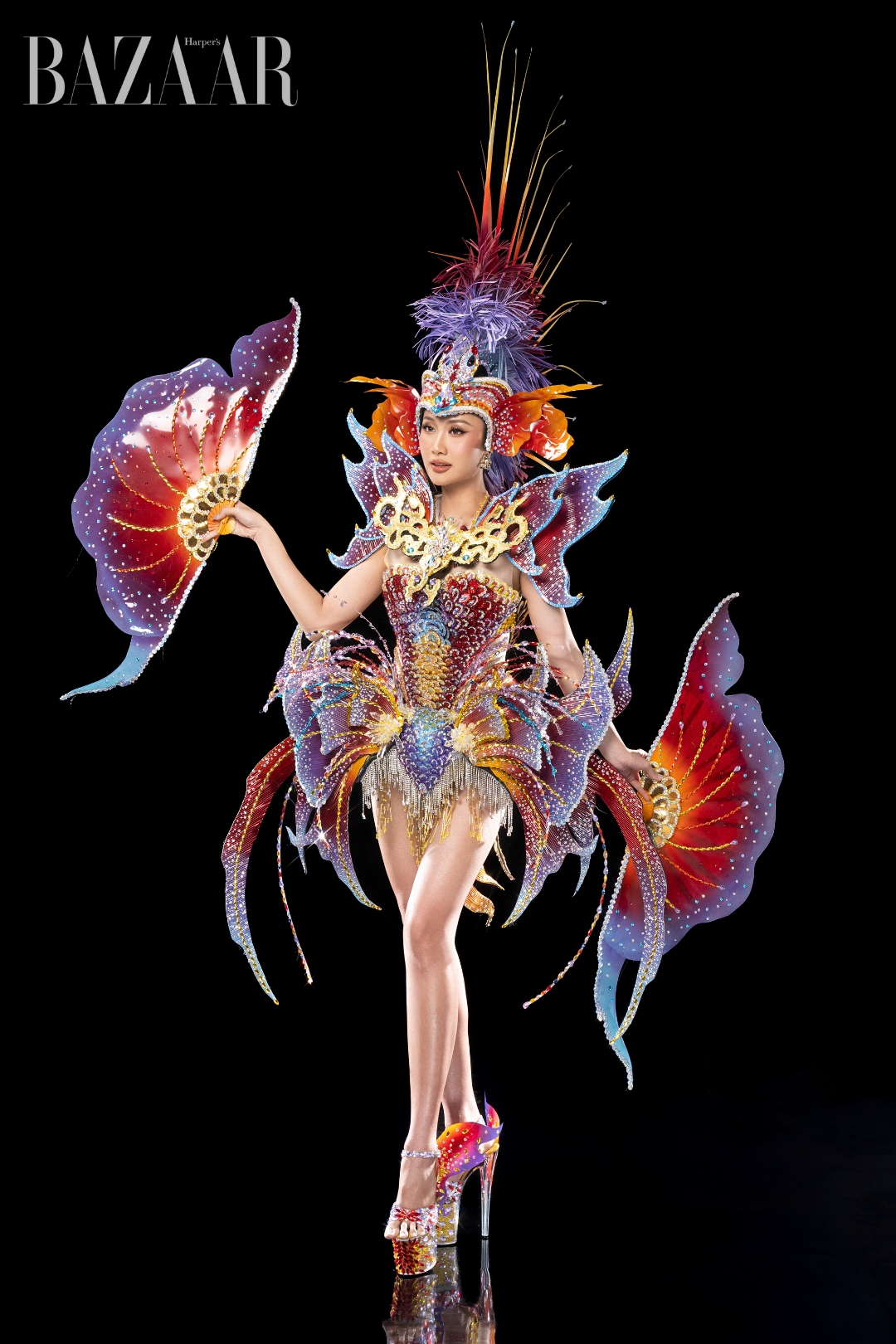 Hoa hậu Phương Linh lần đầu trình diễn bộ trang phục Carnival Costume mang hình tượng Cá Chép Hóa Rồng