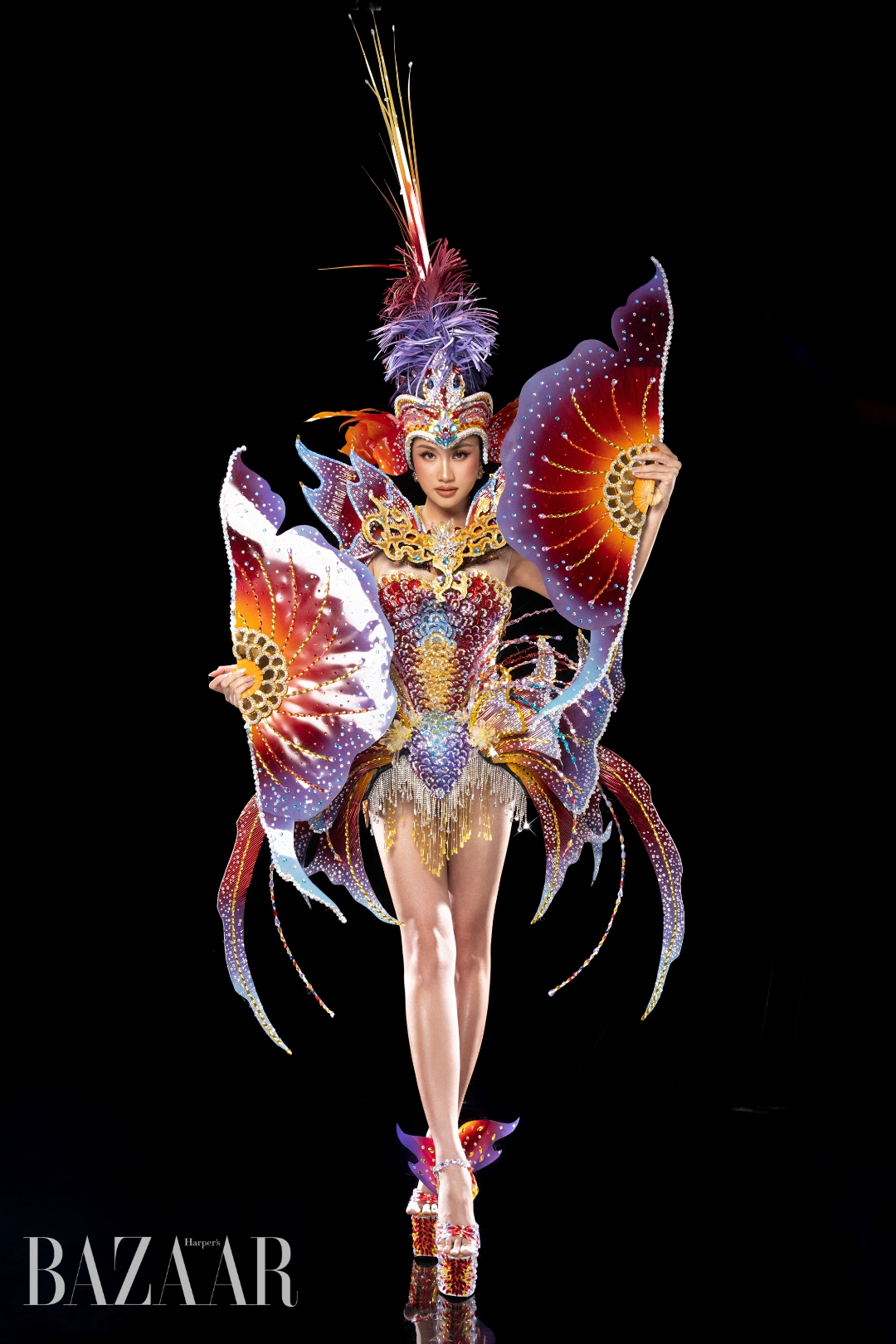 Hoa hậu Phương Linh lần đầu trình diễn bộ trang phục Carnival Costume mang hình tượng Cá Chép Hóa Rồng