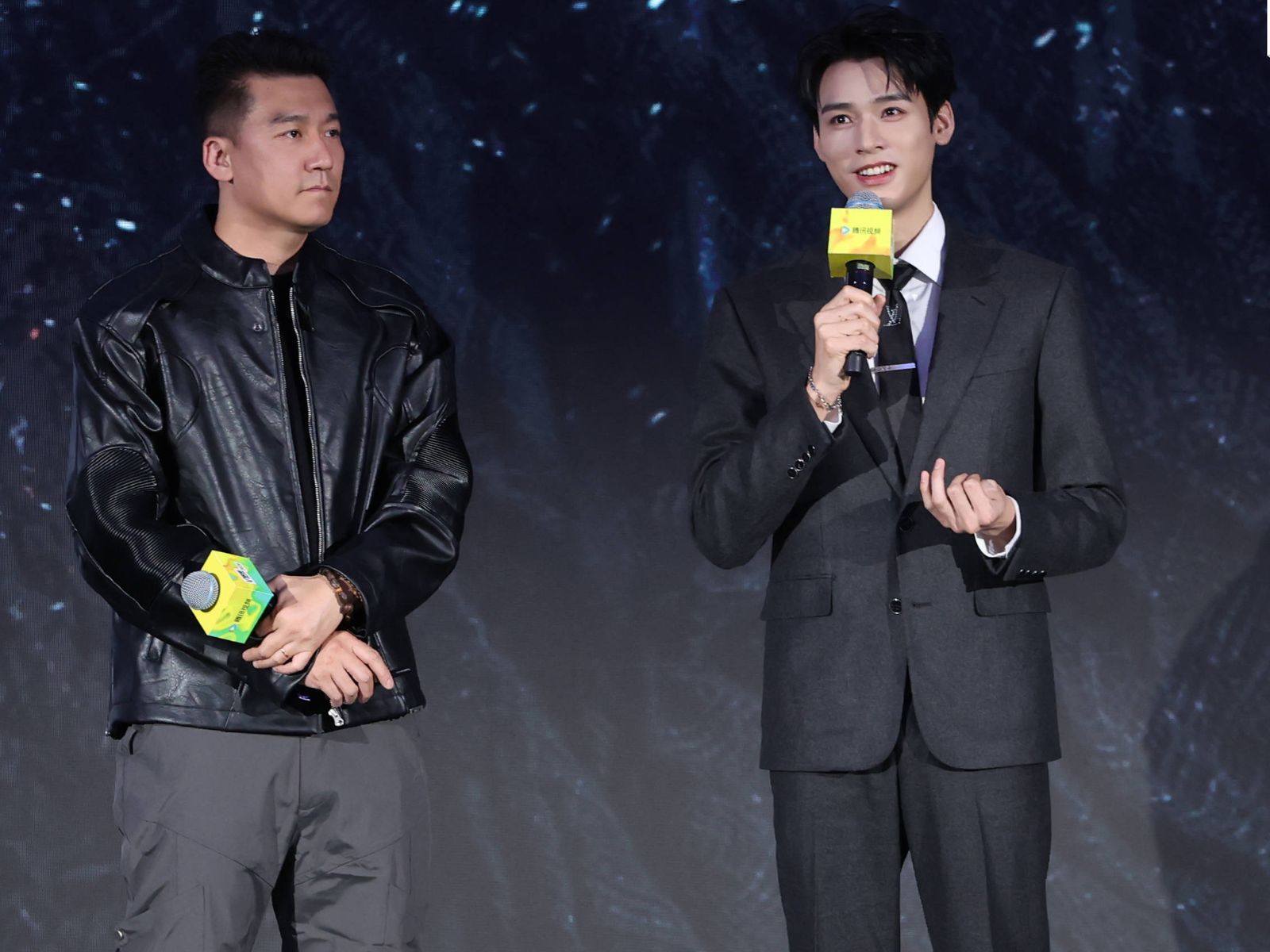 Cung Tuấn và đạo diễn Lận Thủy Tịnh tại đại hội chiêu thương của Tencent video. Ảnh: Weibo đoàn phim Bạch Y Công Khanh