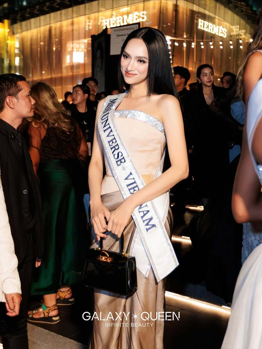 bzvn-huong-giang-bst-tui-xach-tai-miss-universe-202500001