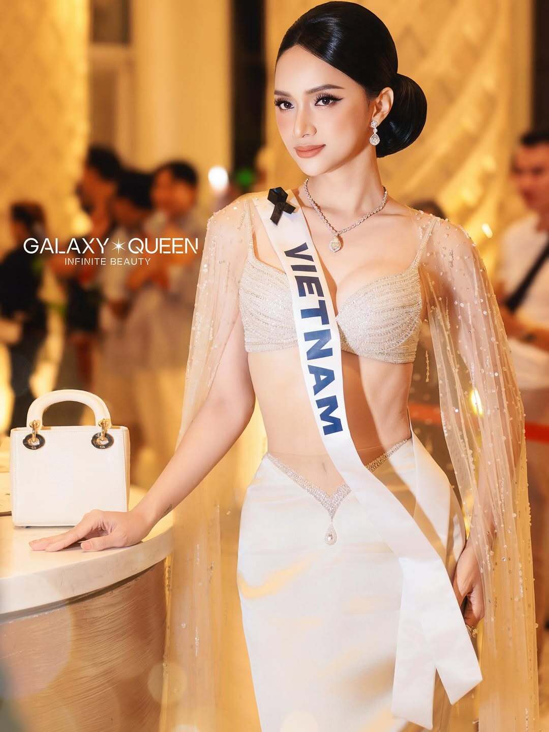 bzvn-huong-giang-bst-tui-xach-tai-miss-universe-202500012