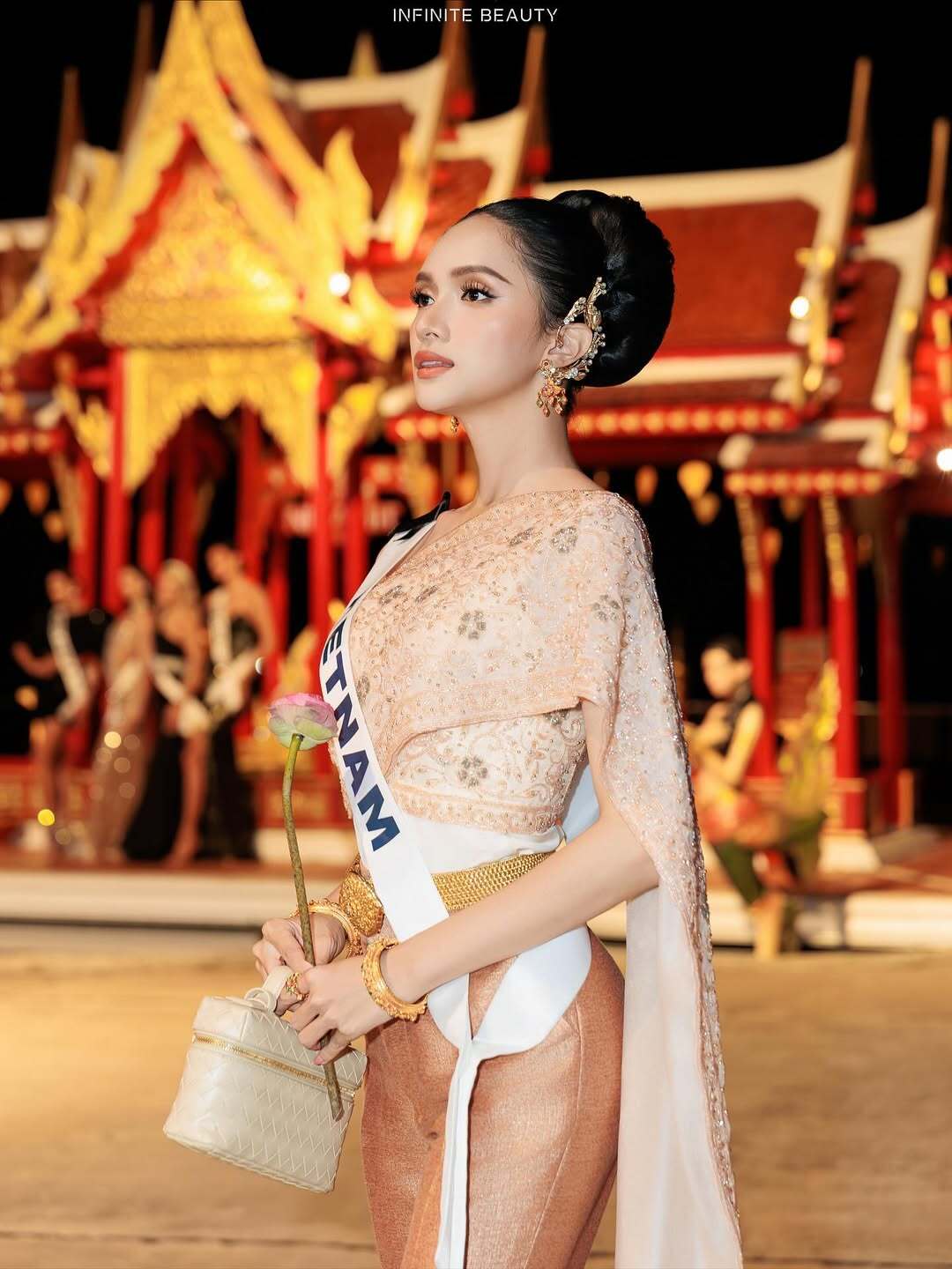 bzvn-huong-giang-bst-tui-xach-tai-miss-universe-202500016