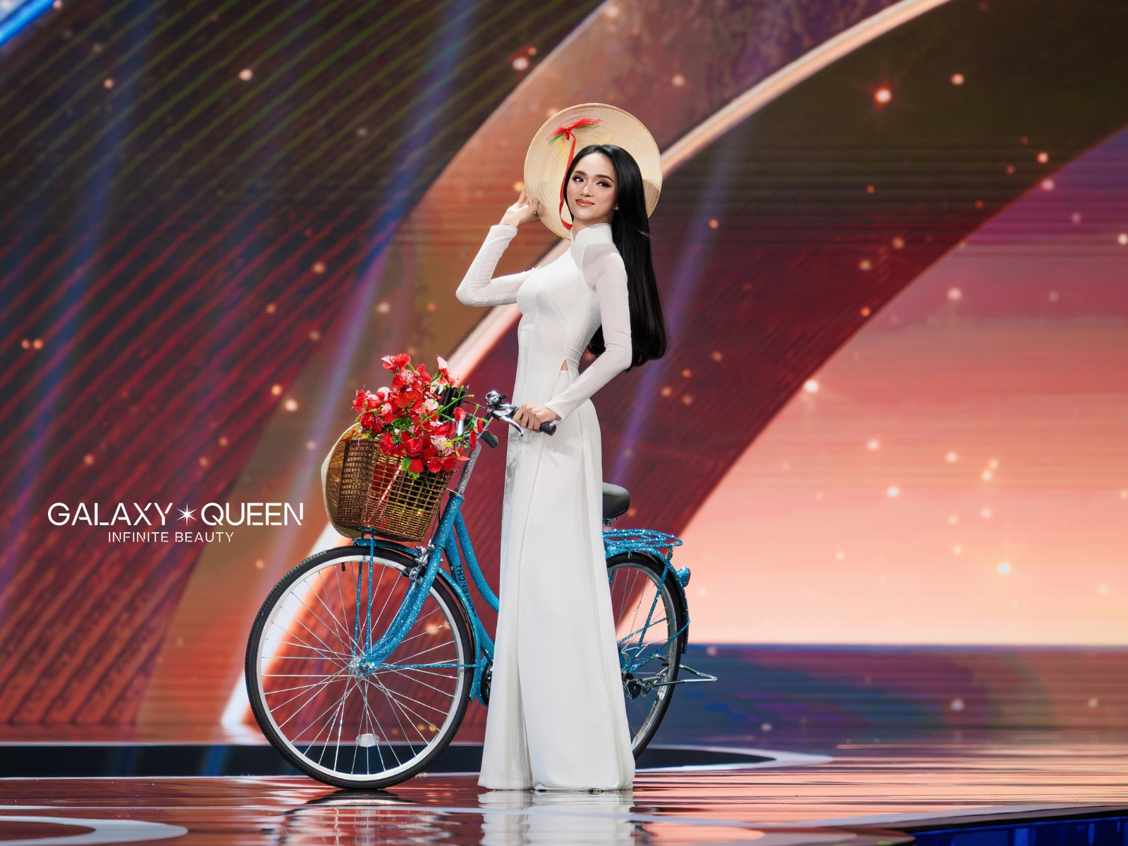 bzvn-huong-giang-miss-universe-2025-phan-thi-trang-phuc-dan-toc (1)